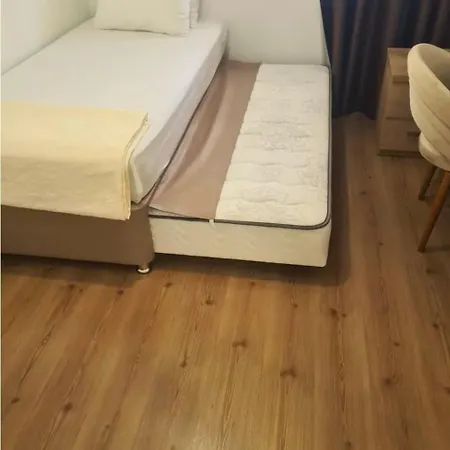 Apartment Centrally Located With Hotel-style Privileges