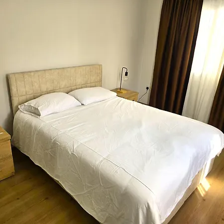 Apartment Centrally Located With Hotel-style Privileges