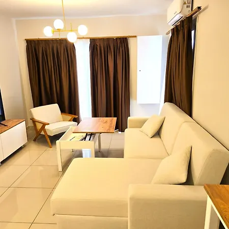 Centrally Located With Hotel-style Privileges * ファマグスタ